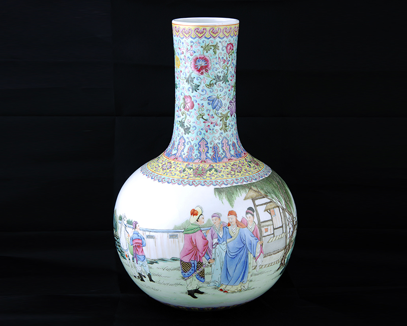 中华民国仿“乾隆年制”款粉彩木兰从军纹瓷天球瓶